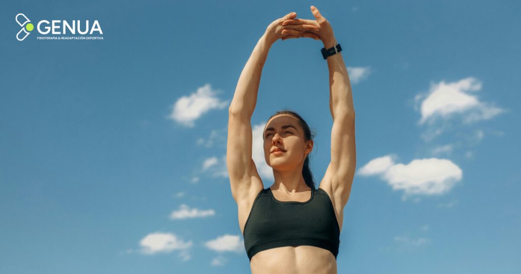 Fisioterapeuta guiando ejercicio terapéutico